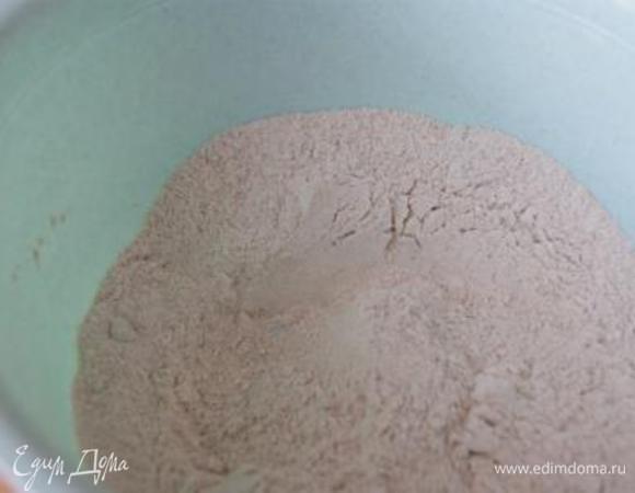 Готовим тесто. Смешать ржаную и пшеничную муку, добавить соль.