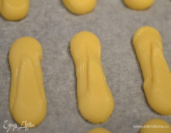 Отсадить из кондитерского мешка небольшие полосочки. Выпекать около 30 минут.