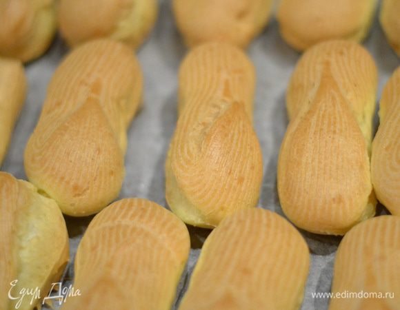 Готовые эклеры остудить.