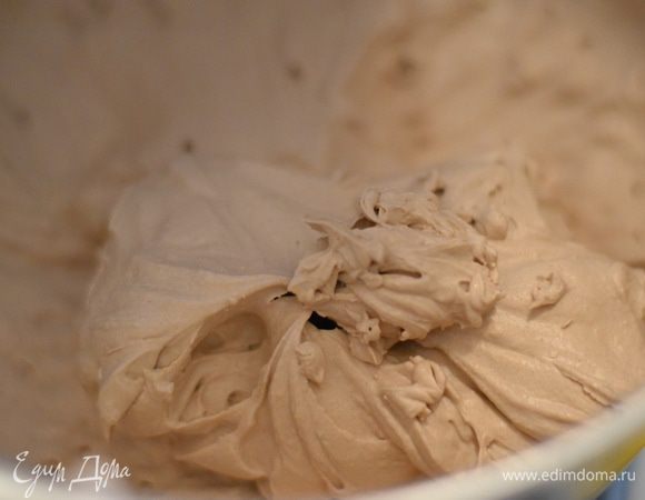 Шоколадный крем я так же приготовила заранее. Т.е. сливки подогреть,не кипятить,поломать шоколад на маленькие кусочки,проварить до растворения шоколада. Снять с огня,остудить до комнатной температуры. И отправить в холодильник на ночь,чтобы крем хорошо охладился. Это обязательно условие. Затем крем хорошенько взбить до пик,и отправить в холодильник до использования.