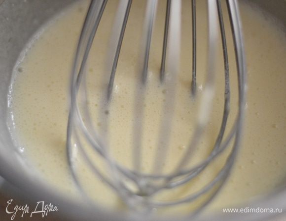 Сварить сливочный крем. Смешать желток,крахмал,муку и 100 грамм молока. Остальное молоко поставить на огонь,добавить ваниль,лучше ванильную палочку и дать ему закипеть.