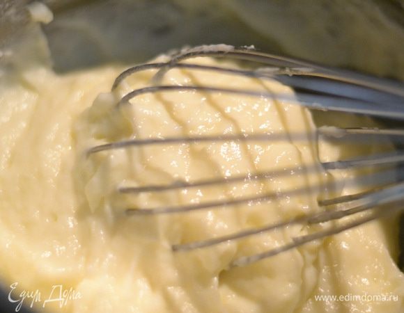 Как только молоко начнет кипеть,вылить смесь в молоко и быстро перемешать венчиком. Крем будет густым,но так и нужно. Не охлаждать!