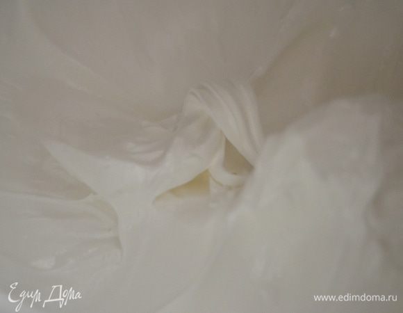 Тем временем взбить белки с щепоткой соли и сахаром до устойчивости,как вы взбиваете на меренгу,около 10 минут.