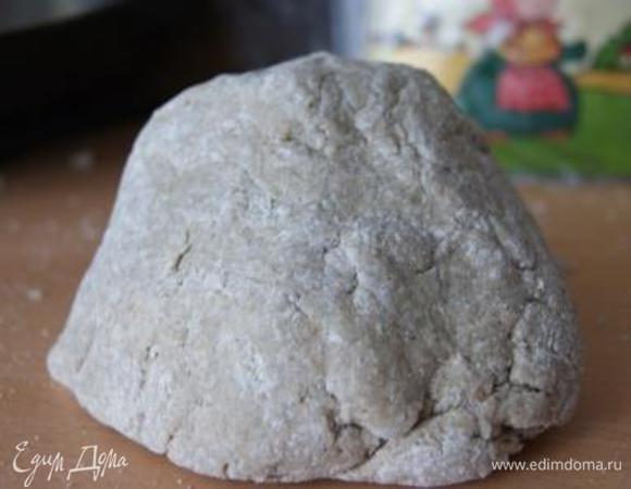Добавить воду, замешать тесто. Отправить тесто в холодильник на 40 минут.