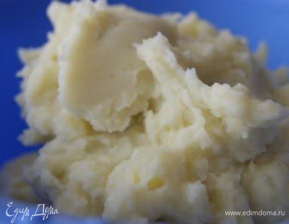 Тем временем приготовить картофельное пюре, отварить яйца.