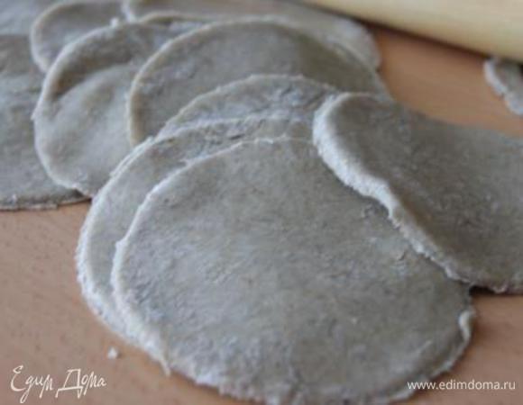 Тесто разделить на 20 кусочков, раскатать в лепешки. С помощью стакана сформировать края.