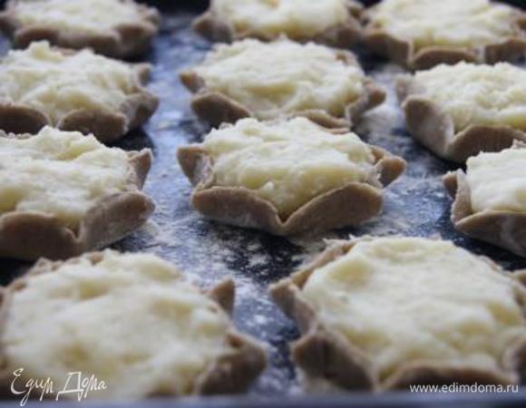 В каждую лепешку выложить начинку. Защипнуть края. Получаем маленькие  "ватрушки". Отправить пирожки в духовку, выпекать 15 минут при 250 гр.