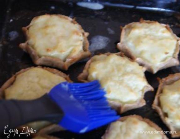 Готовые пирожки пропитать растопленным сливочным маслом (100 г), особое внимание уделяя тесту.