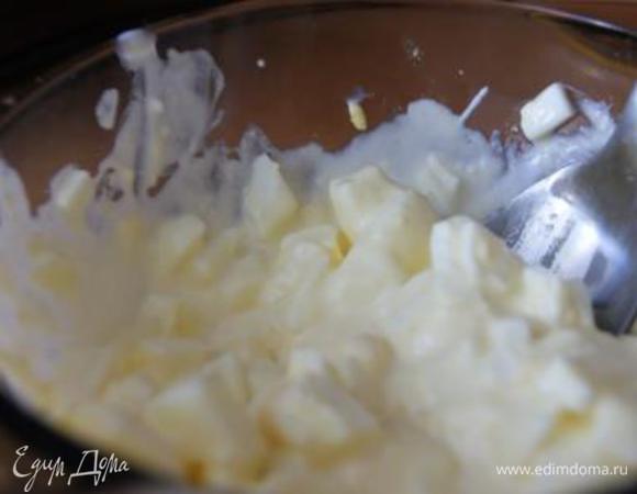 Приготовить яичный соус. Яйца порезать, смешать со сметаной. 