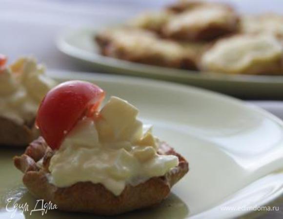 При подаче на пирожок выкладывать по ч.л. яичного соуса. Прияного аппетита!