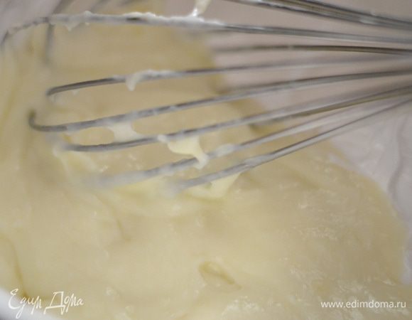 Сразу же добавить горячий крем во взбитые белки и перемешать венчиком до однородности