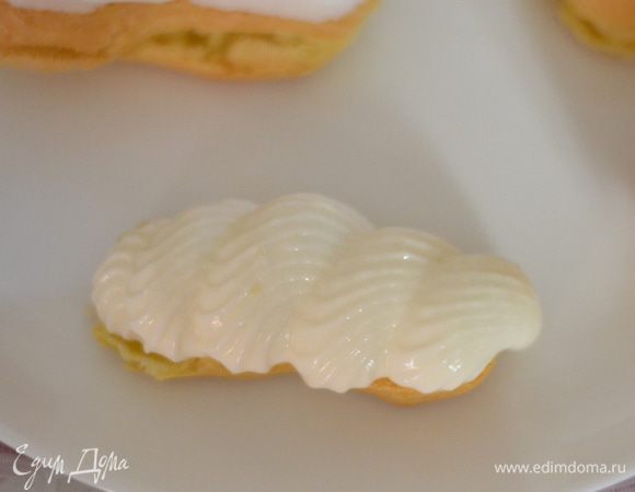 Разогреть помадку на водяной бане,можно добавить к ней немного заваренного кофе,1,2 ч.л. Эклер промокнуть в помадку,а вообще,лучше сначала разрезать эклер на две половинки,так как помадка застывает быстро и при разрезании может поломаться,верхушечку разрезать потоньше,промокнуть в помадку и дать застыть. На большую половинку выложить сливочный крем.