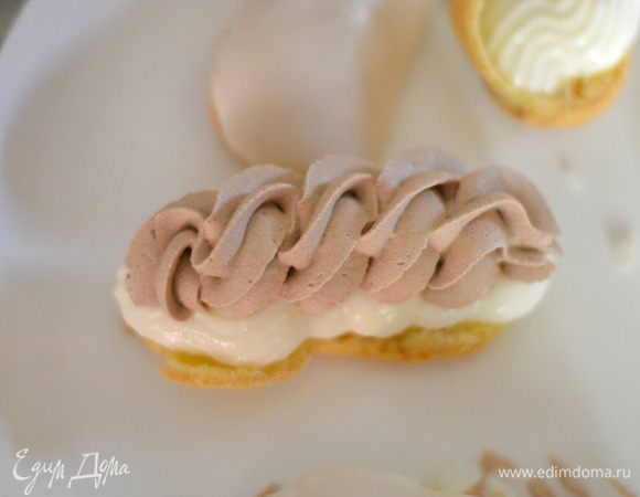 Затем шоколадный крем,накрыть половинкой и можно наслаждаться. Пирожные нужно обязательно хранить в холодильнике.