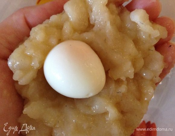 Из фарша сделать лепешки, на середину которых положить яйцо. Затем края соединить и скатать в форме шариков.