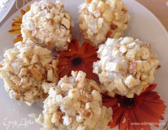 Запанировать в муке и обвалять в кубиках белого хлеба.