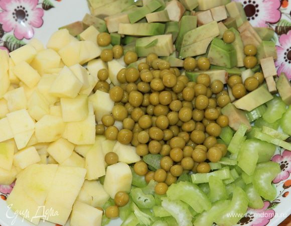 Очищаем авокадо и яблоко, нарезаем кубиком. Черешок сельдерея освобождаем от грубых волокон и нарезаем немелко. Добавляем 2 столовые ложки консервированного зеленого горошка.