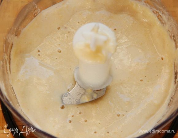 Готовим заправку: орехи с медом и лимонным соком взбиваем в чаше блендера, затем понемногу добавляем воду и продолжаем взбивать. Воды добавляйте столько, сколько потребуется для нужно консистенции заправки.