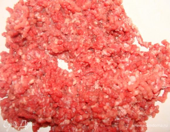 Говядину пропустить через мясорубку.