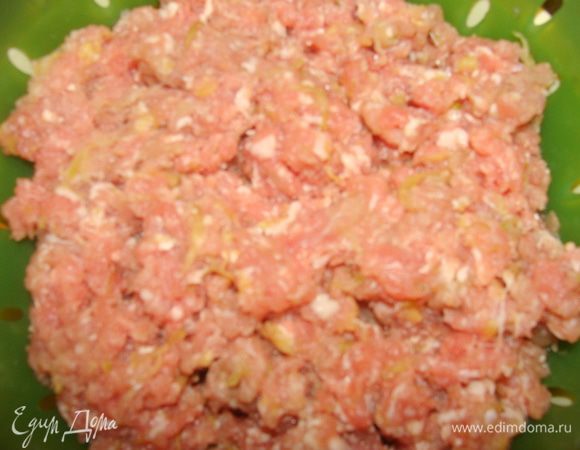 Свинину также пропустить через мясорубку. Кабачок натереть на терке. У меня был уже свиной фарш с кабачком.