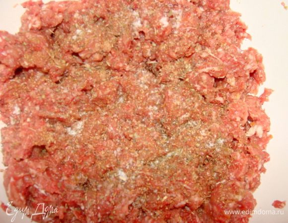 Смешать оба фарша, добавить соль и приправы. Хорошо вымесить и отбить.
