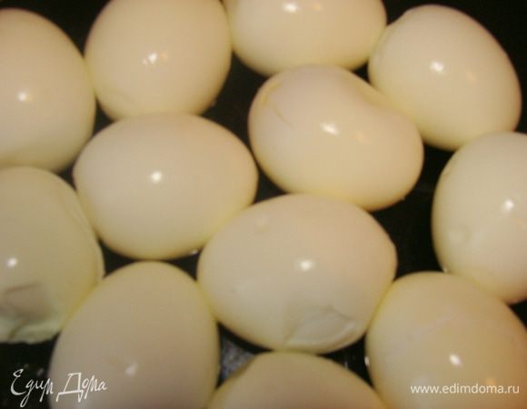 Яйца отварить, охладить и почистить.