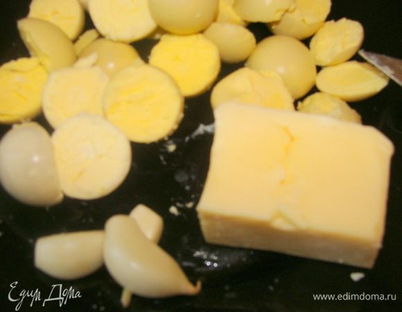 Разрезать яйца пополам, отделить белок от желтка. Белок отложить в сторону. Примерно 1/3 часть желтка оставить для начинки, остальное нам не понадобится, можно в салатик употребить. 