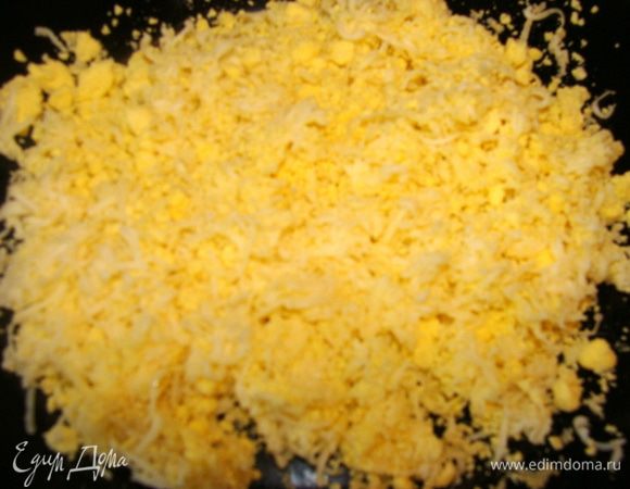 Желтки размять вилкой, сыр и чеснок натереть на терке. Я люблю остренькое, у меня 3 зубчика чеснока, а вы по своему вкусу добавляйте.