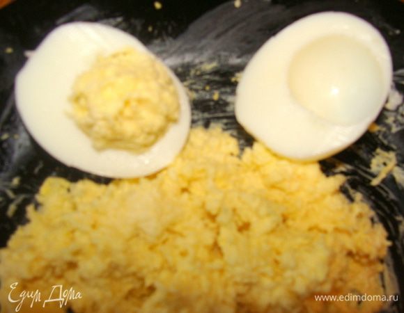 Добавить в смесь сметанки или майонеза, перемешать. Нафаршировать яйца и сложить их как целые.