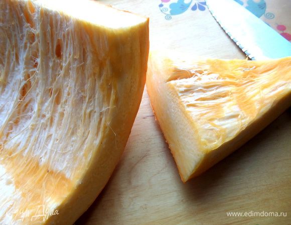 Отрезаем от тыквы кусочек,очищаем. Кстати,продавцы на рынке советуют сушить корочки тыквенные и пить чай для здоровья из них!