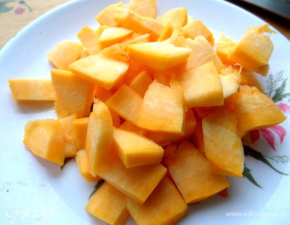 Тыкву нарезать на кусочки,залить чашкой воды и потушить несколько минут под крышкой до размягчения. Если тыква размороженная,то просто ошпарить её кипятком и она уже будет мягкая.