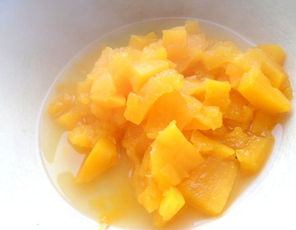 Выкладываем тыкву в миску вместе с жидкостью...