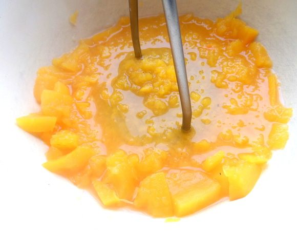 Раздавим все кусочки толкушкой для пюре.