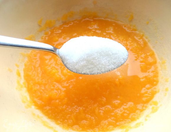 В тёплую массу добавим сахар по вкусу.