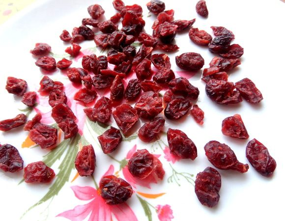 Вместо изюма на этот раз я решила взять вяленую клюкву.