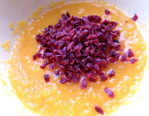 Наконец высыпаем клюкву в тыкву.