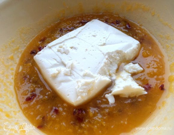 Творог в оладьи лучше брать пастообразный из пачек,но можно в данном рецепте обойтись и без творога,добавив кефир или сметану для вкуса.