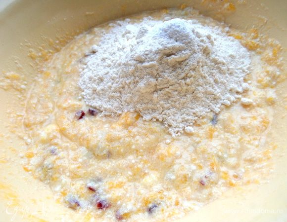 Муку с разрыхлителем...,сначала стакан,чтобы получить густую массу.