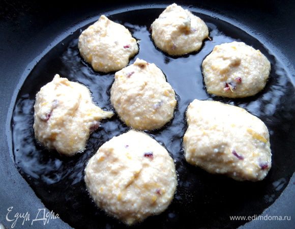 Выкладываем по ложке теста в разогретое растительное масло.