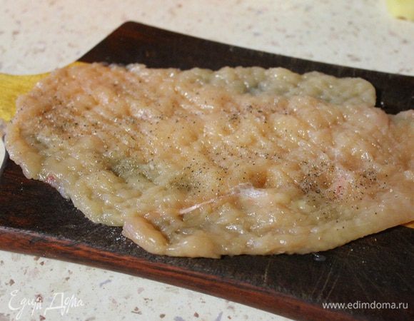 Каждую половинку филе отбить хорошенько молотком, почти до прозрачного вида. Посолить и поперчить.