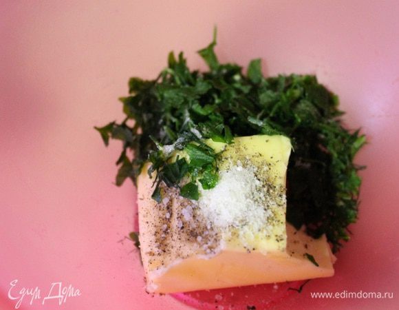 Сливочное масло оставить при комнатной температуре на 40 минут. Когда оно размягчится, добавить к нему зелень, соль, перец, чеснок потертый на мелкой терке, и паприку и хорошо перемешать вилкой. Сыр порезать небольшими брусочками.