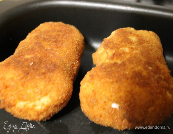 В ковш наливаем растительное масло, примерно 3 см, в высоту. И обжариваем наши пухлые колбаски слегка, до легкого зарумянивания, сначала с одной стороны, потом с другой. Чтобы наш "панцирь" схватился..