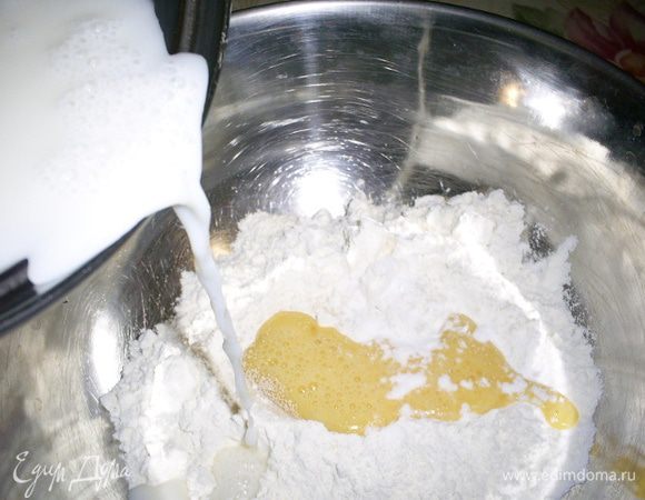 Молоко вскипятить с сахаром и солью. Остудить до теплого состояния. Дрожжи смешиваем с мукой (одну ложку из общего количества оставить) и ванилином. В емкость с мукой добавляем слегка взбитое вилкой яйцо и вливаем теплое молоко.