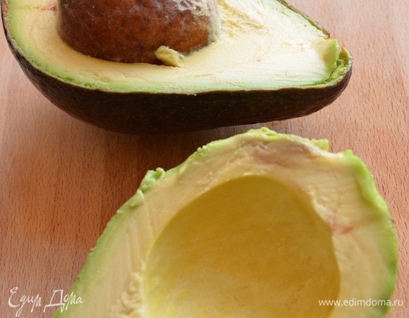 Также поступаем и с авокадо,разревав пополам,удалив косточку и аккуратно сняв кожуру.