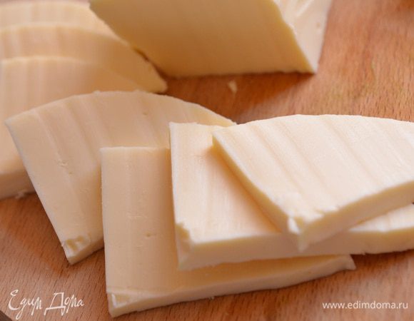  Режем на ломтики сыр.