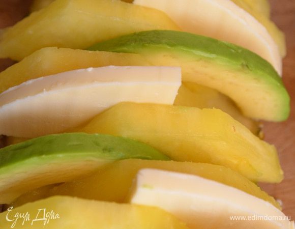 Затем все ломтики поочередно складываем в "лодочку".