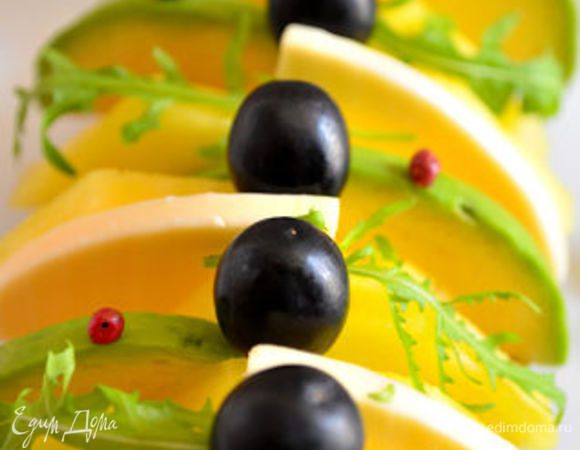 Украшаем рукколой,виноградом и розовым перцем.Приятного аппетита.
