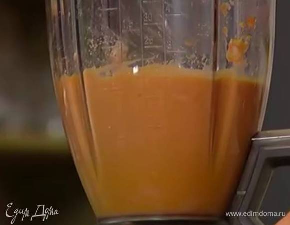 В чаше блендера соединить половину творога, половину тыквы, яйцо, сахар и мускатный орех, взбить все в однородную массу.