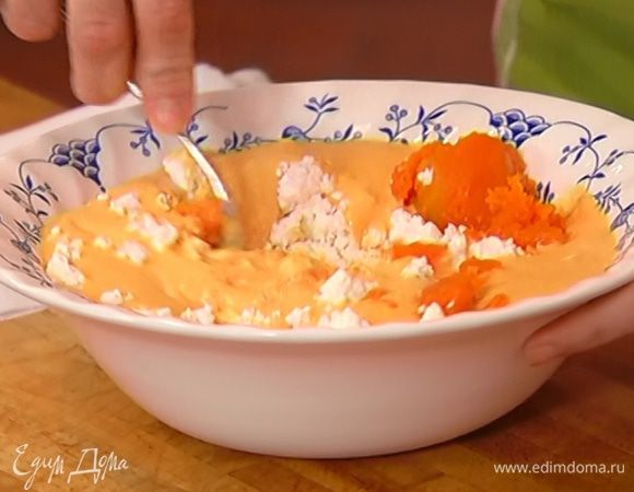 Добавить оставшийся творог и тыкву, муку, изюм, все посолить и вымешать.