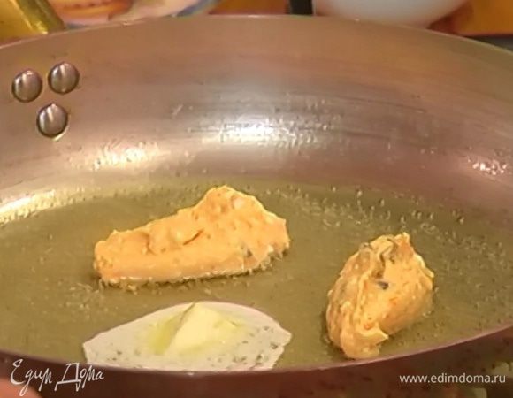 Разогреть в сковороде растительное и сливочное масло.