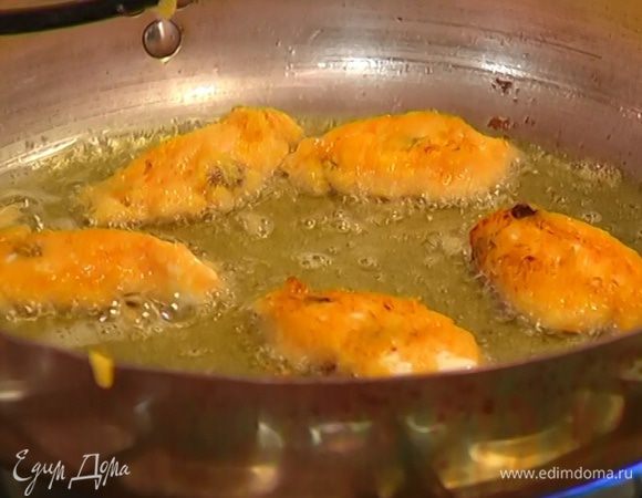 С помощью двух ложек сформировать из теста небольшие клецки и обжаривать на сковороде до появления золотистой корочки, затем выложить на бумажное полотенце, чтобы убрать излишки жира.